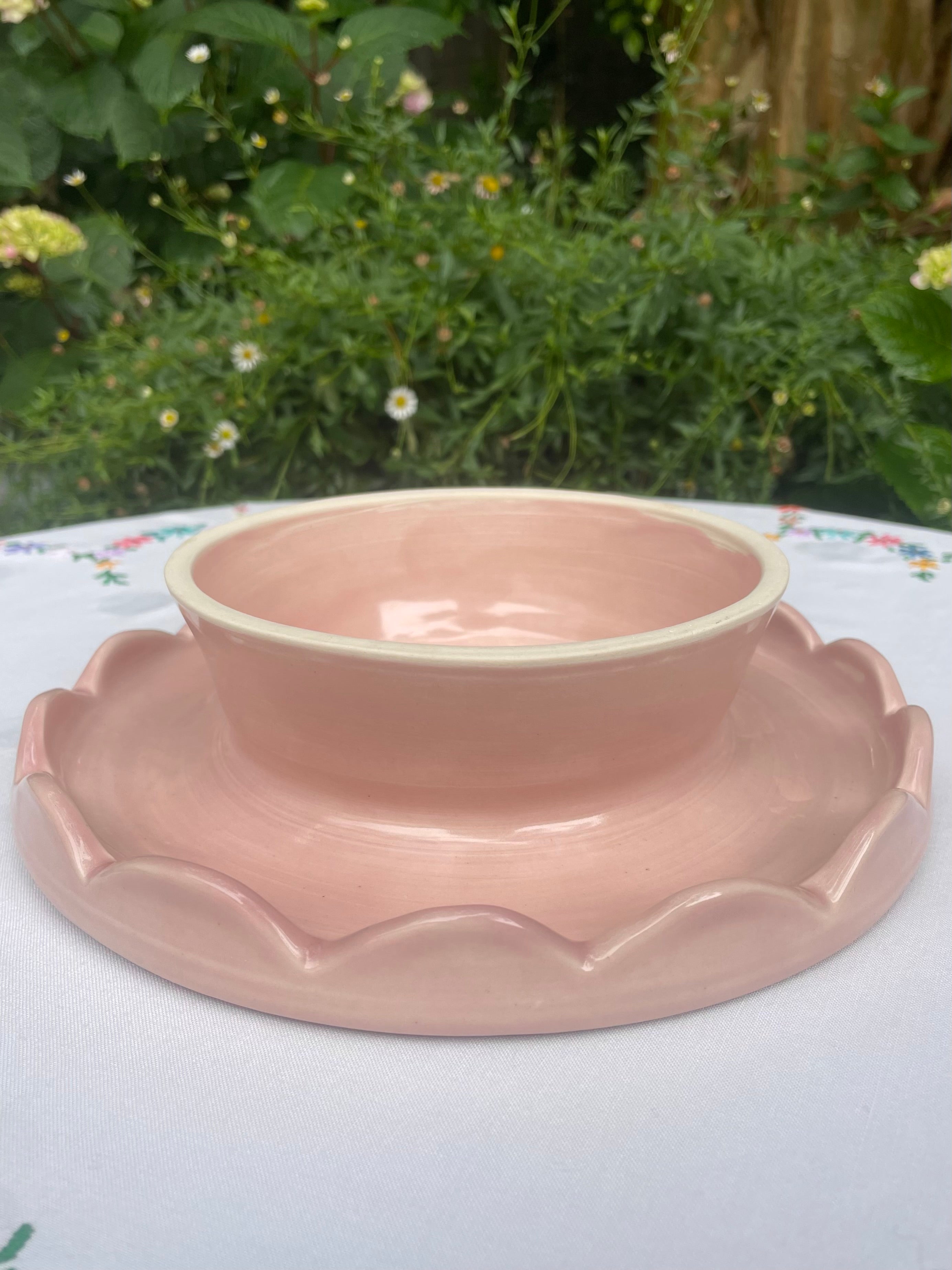 Scalloped Ceramic Cake Stand